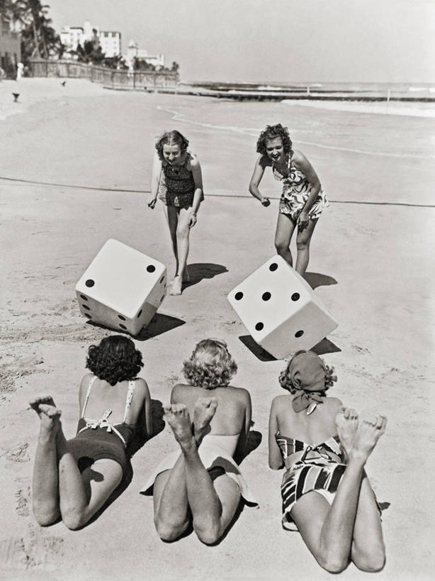 成年人,竖图,黑白,室外,白天,泳装,日光浴,美国,五个人,沙子,骰子,摄影,年轻女性,年轻人,海滩,休闲活动