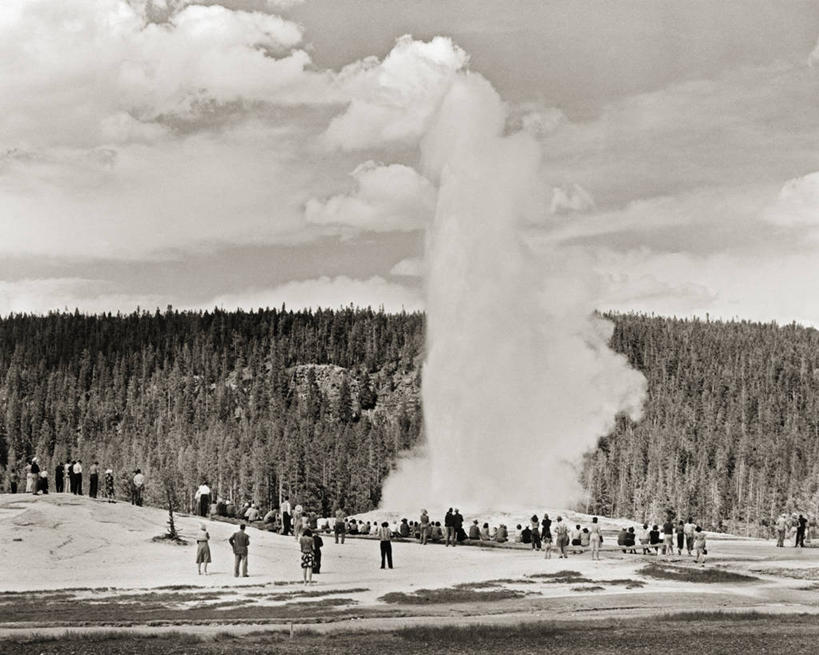 公园,横图,黑白,室外,白天,旅游,美国,行人,游客,游人,地形,路人,旅客,地标建筑,摄影,北美,北美洲,国家公园,美洲,黄石国家公园,怀俄明州,怀俄明,黄石公园,间歇泉,北亚美利加洲,亚美利加洲,平等之州,过客,旅行,老忠实喷泉,美利坚合众国,上间歇泉盆地