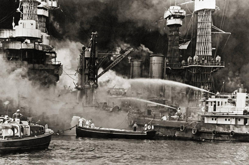 消防员,水手,横图,黑白,室外,白天,船,军事,烟,战争,摄影,第二次世界大战,海军,毁灭,战船,夏威夷群岛,太平洋岛屿,美国海军