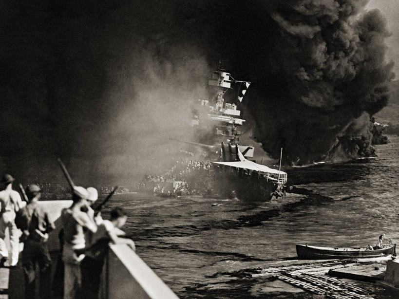 水手,横图,黑白,室外,白天,船,火,军事,燃烧,烟,战争,摄影,第二次世界大战,海军,毁灭,战船,夏威夷群岛,沉没,援救,太平洋岛屿,美国海军