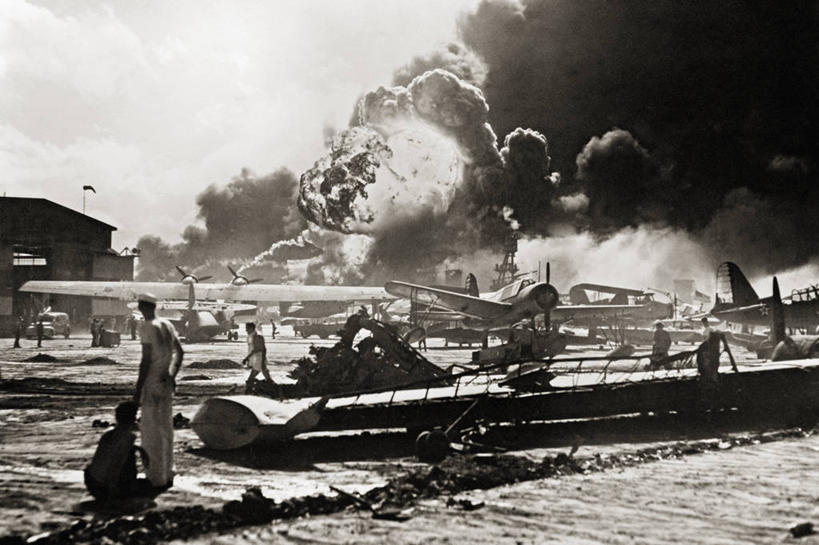 水手,横图,黑白,室外,白天,爆炸,火,士兵,军事,燃烧,破坏,破损,停机坪,烟,战争,摄影,损坏,第二次世界大战,毁灭,夏威夷群岛,失事,太平洋岛屿,震惊,火球