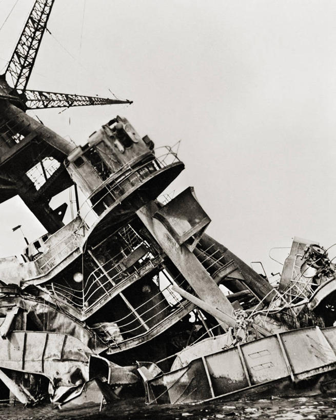 无人,竖图,黑白,室外,白天,客轮,军事,战争,摄影,第二次世界大战,客船,清单,海军,毁灭,夏威夷群岛,沉没,失事,太平洋岛屿,美国海军