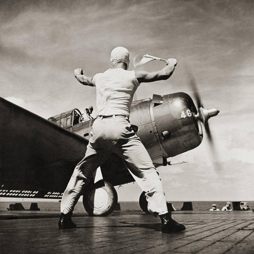 成年人,两个人,飞行员,方图,黑白,室外,白天,飞机,旗帜,手势,摄影,飞行器,第二次世界大战,海军,航空母舰,年轻男性,年轻人,打手势,美国海军