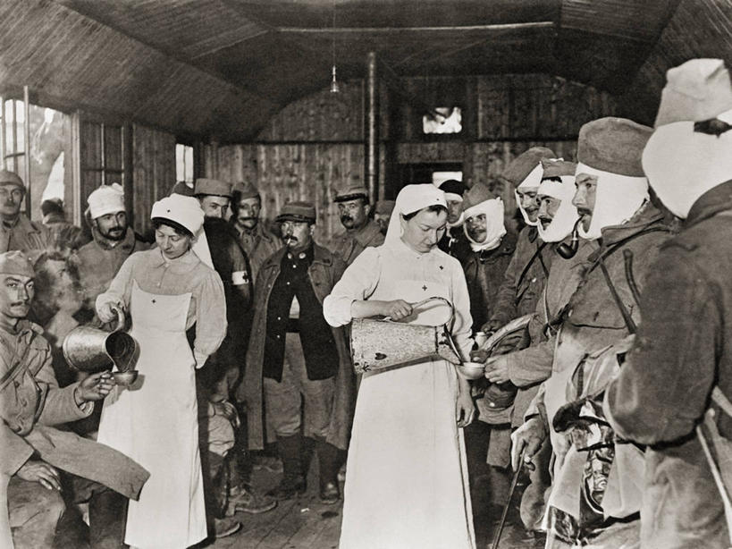 成年人,中年人,老年人,护士,横图,黑白,室内,制服,士兵,许多人,一群人,摄影,伤员,军服,受伤,损伤,老年男性,老年女性,中年男性,绷带,挫伤