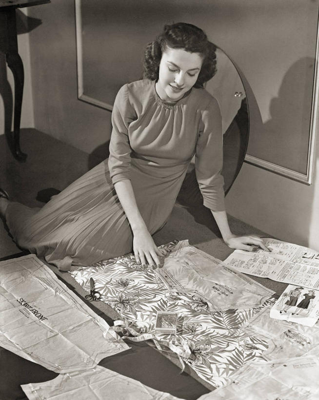 成年人,一个人,竖图,黑白,室内,仅一个年轻女性,仅一个女性,仅一个人,模型,摄影,缝纫,循环利用,年轻女性,女人,女性,年轻人