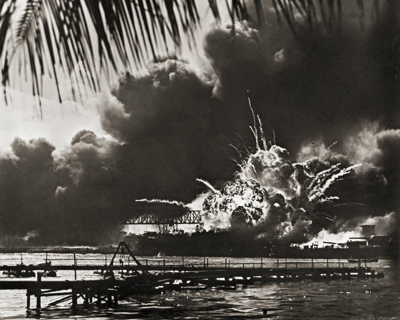 无人,横图,黑白,室外,白天,爆炸,客轮,炸弹,火,燃烧,烟,战争,摄影,死亡,第二次世界大战,客船,毁坏,毁灭,棕榈叶,火球