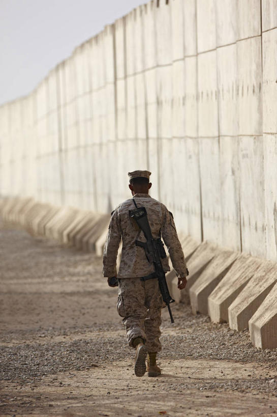 成年人,一个人,竖图,室外,白天,阿富汗,仅一个男性,仅一个人,墙,仅一个年轻男性,摄影,保护,准确,海军,混凝土墙,危险,男人,男性,年轻男性,年轻人,步行,彩图,美国海军陆战队,独处