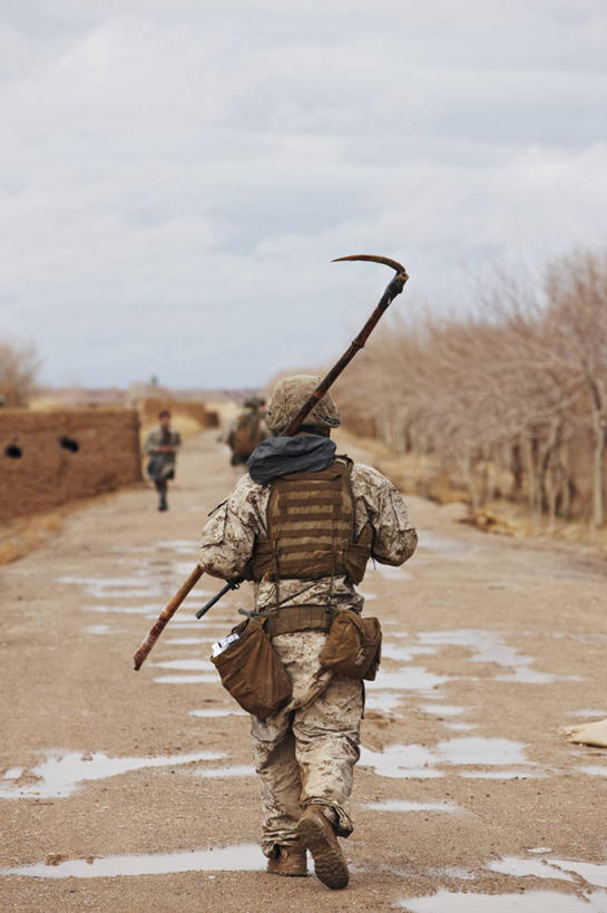 成年人,一个人,竖图,室外,白天,炸弹,阿富汗,军事,杆,摄影,吊钩,监视,镰刀,危险,男人,年轻男性,年轻人,步行,彩图,军官,美国海军陆战队,灭蝇灯