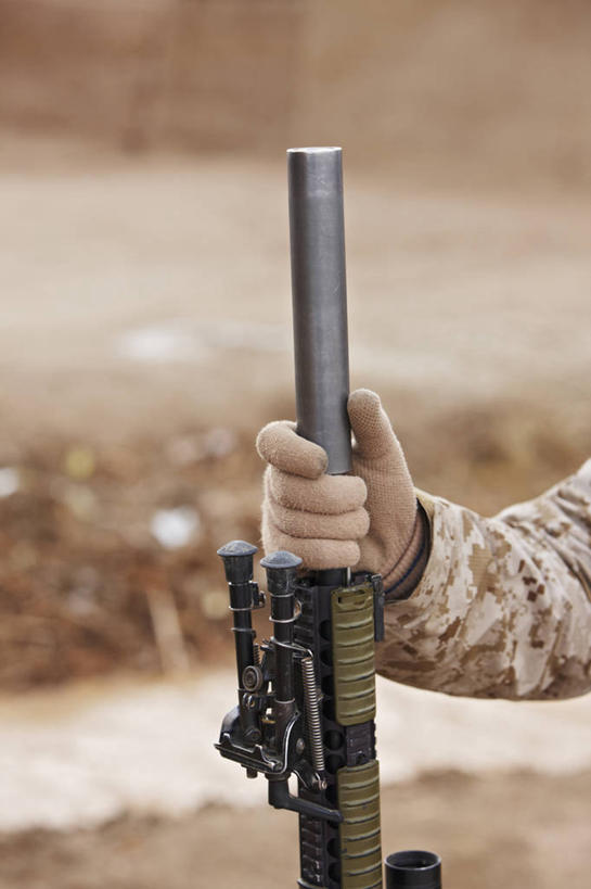 成年人,一个人,竖图,室外,白天,阿富汗,仅一个男性,仅一个人,枪支,拿着,仅一个年轻男性,手套,武器,握紧,摄影,死亡,恐怖,打斗,毁灭,来福枪,狙击手,男人,男性,年轻男性,年轻人,彩图,美国海军陆战队,特种部队,消音器