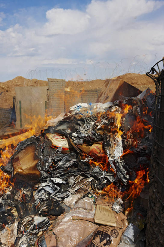 无人,竖图,室外,白天,阿富汗,环保,融化,围绕,火焰,塑胶,烟雾,云,垃圾,燃烧,烟,摄影,缭绕,能源,死亡,回收,资源,有毒废物,有毒物质,地狱,改变,毁灭,利用,旋绕,低碳,循环,萦绕,持续,回绕,窒息,彩图