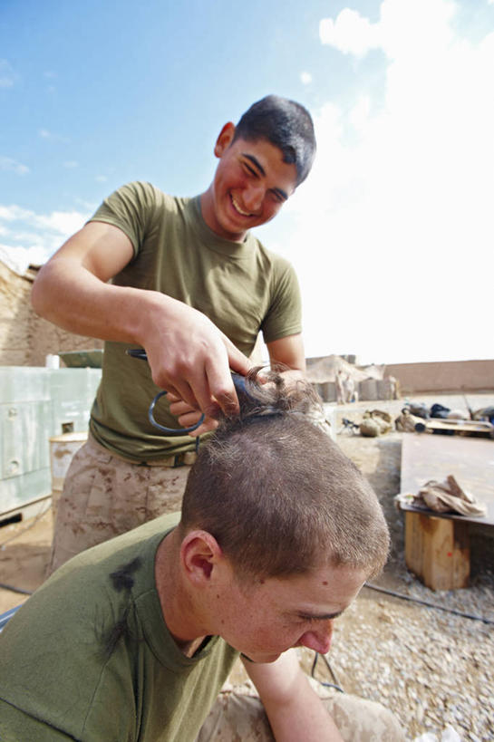 成年人,两个人,竖图,室外,白天,阿富汗,摄影,寸头,切断,指甲钳,年轻男性,年轻人,发型,彩图,美国海军陆战队