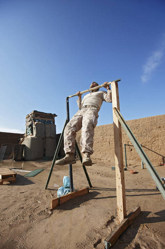 成年人,一个人,健身房,引体向上,竖图,室外,白天,锻炼,阿富汗,仅一个男性,仅一个人,冲突,仅一个年轻男性,摄影,军事演习,男人,男性,年轻男性,年轻人,彩图,美国海军陆战队