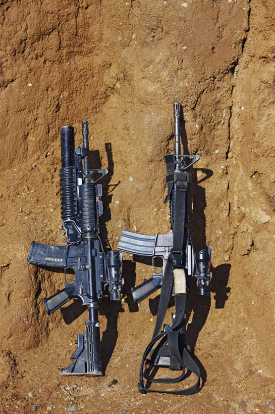 无人,竖图,室外,白天,竞争,阿富汗,对抗,冲突,枪支,破坏,石墙,两个,武器,战争,摄影,损坏,准确,发射器,攻击,威胁,对立,矛盾,兵器,打斗,防御,毁灭,进攻,炮弹,来福枪,榴弹,榴弹发射器,敌对,挫败,斗争,抗拒,抗衡,杀伤,威慑,技能,危险,彩图,开花弹,美国海军陆战队,接收机