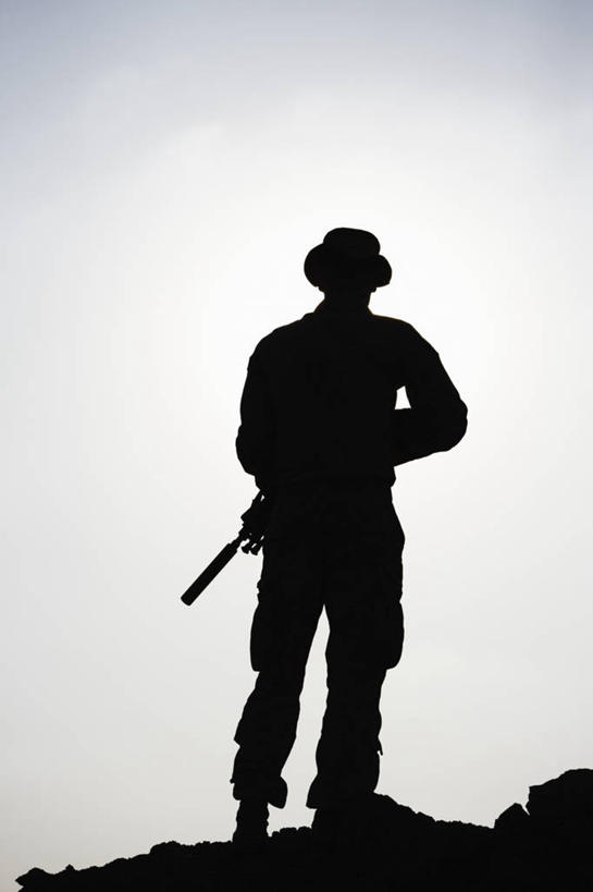 成年人,一个人,竖图,室外,白天,阿富汗,仅一个男性,仅一个人,士兵,朦胧,模糊,工作,枪支,仅一个年轻男性,思考,武器,力量,战争,摄影,专心,打斗,瞄准,剪影,来福枪,狙击手,男人,男性,年轻男性,年轻人,彩图,美国海军陆战队,特种部队,消音器