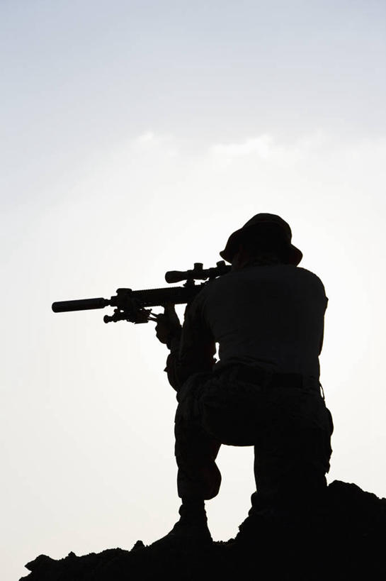 成年人,一个人,竖图,室外,白天,阿富汗,仅一个男性,仅一个人,士兵,朦胧,模糊,工作,枪支,仅一个年轻男性,思考,武器,力量,战争,摄影,专心,打斗,瞄准,剪影,来福枪,狙击手,男人,男性,年轻男性,年轻人,跪着,彩图,美国海军陆战队,特种部队,消音器