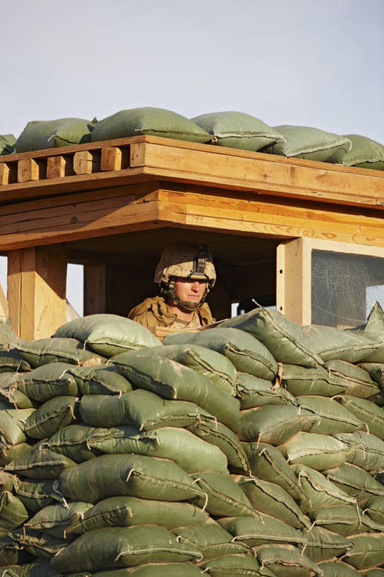 成年人,一个人,竖图,室外,白天,仅一个男性,仅一个人,仅一个年轻男性,看,摄影,观看,保护,沙袋,机敏,男人,男性,年轻男性,年轻人,彩图,美国海军陆战队