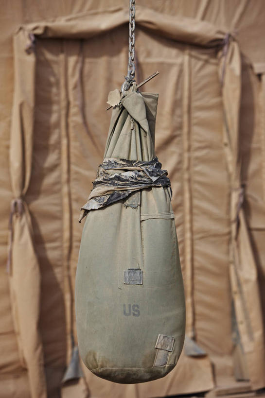 无人,竖图,室外,白天,锻炼,阿富汗,帐篷,运动器械,健身器械,摄影,沙包,健身器材,彩图,运动器材