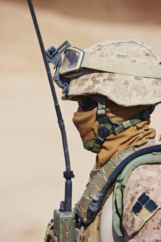 成年人,一个人,竖图,室外,白天,通讯,仅一个男性,仅一个人,冲突,头盔,头饰,仅一个年轻男性,收音机,思考,摄影,专心,男人,男性,年轻男性,年轻人,彩图,美国海军陆战队,特种部队