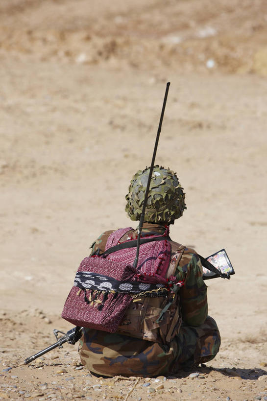 成年人,一个人,竖图,室外,白天,通讯,沙漠,阿富汗,仅一个男性,收音机,思考,摄影,彩图