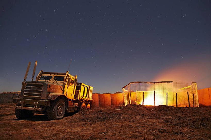 无人,横图,室外,夜晚,卡车,火,阿富汗,艺术,围绕,火焰,烟雾,垃圾,燃烧,烟,幻想,战争,摄影,缭绕,宁静,泥,地狱,文学,旋绕,结束,萦绕,惊骇,回绕,彩图,皮卡车,超现实主义,流派,艺术流派