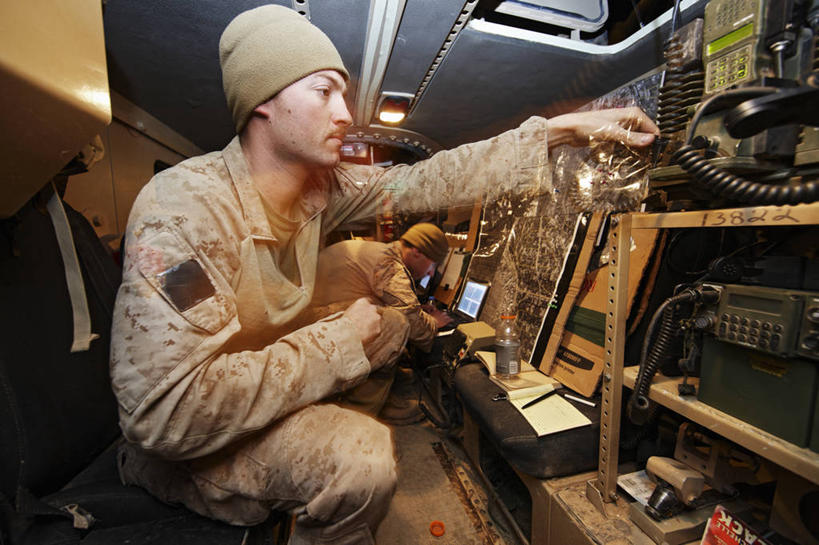 成年人,两个人,横图,室内,夜晚,通讯,智慧,技术,阿富汗,收音机,摄影,控制,监视,控制室,危险,计算机,年轻男性,年轻人,彩图,美国海军陆战队