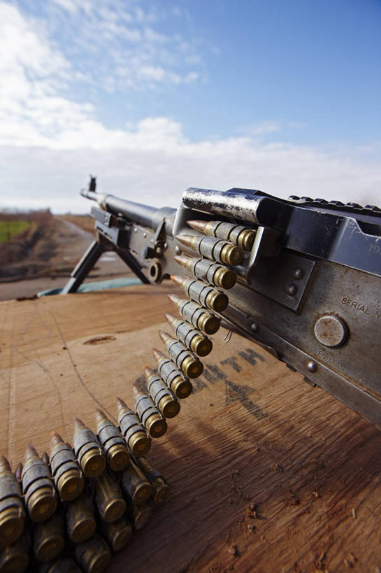 无人,竖图,室外,白天,竞争,阿富汗,对抗,冲突,军事,枪支,桶,破坏,腰带,武器,战争,摄影,机枪,子弹,损坏,攻击,威胁,对立,矛盾,兵器,防御,枪械,机关枪,弹夹,敌对,挫败,斗争,抗拒,抗衡,杀伤,威慑,军火,子弹夹,危险,彩图,美国海军陆战队,M240通用机枪