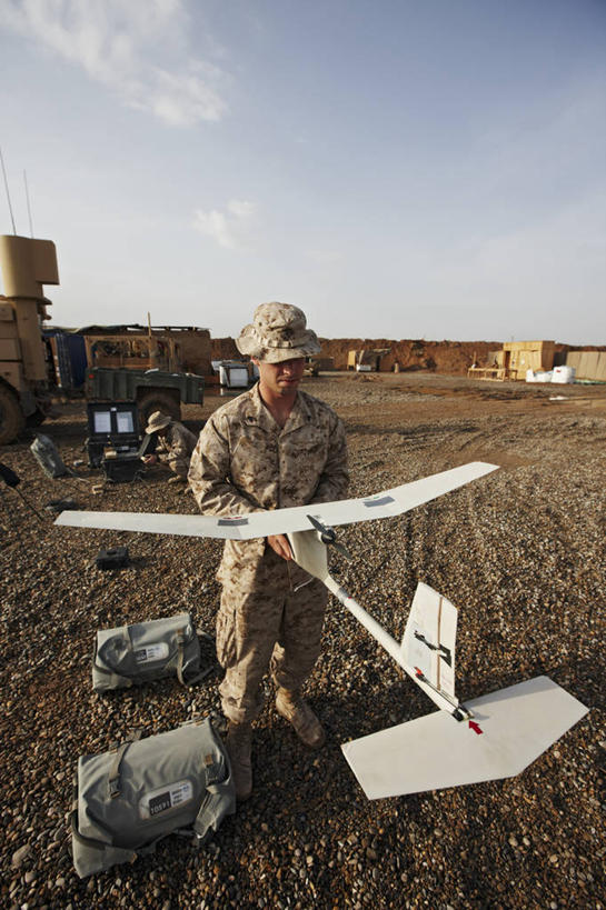 成年人,一个人,竖图,室外,白天,风,飞机,阿富汗,仅一个男性,仅一个人,起飞,冲突,拿着,飞,仅一个年轻男性,遥控器,做,独立,战争,摄影,间谍,全球定位系统,监视,无人机,卫星天线,无线电通信塔,男人,男性,年轻男性,年轻人,彩图,美国海军陆战队,特种部队,地图学