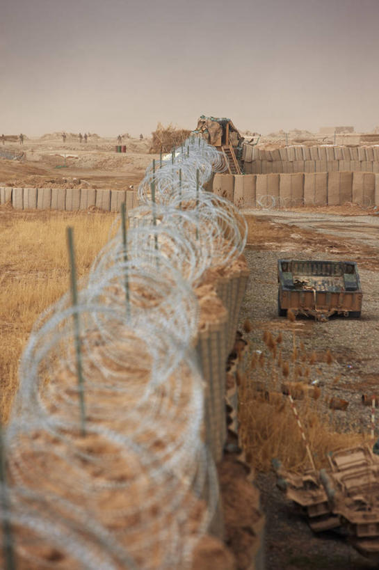 无人,竖图,室外,白天,暴风雨,沙尘暴,指示牌,阿富汗,标志,文字,标识,石墙,战争,摄影,危险,尘暴,彩图