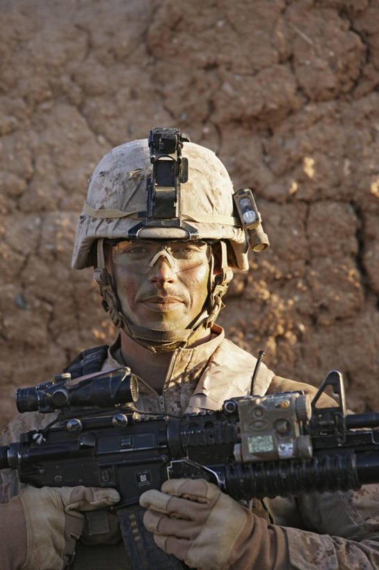 成年人,一个人,竖图,室外,白天,竞争,阿富汗,仅一个男性,仅一个人,对抗,冲突,枪支,头盔,头饰,破坏,仅一个年轻男性,武器,战争,摄影,损坏,发射器,攻击,威胁,对立,矛盾,兵器,打斗,肖像,防御,进攻,炮弹,榴弹,榴弹发射器,敌对,挫败,斗争,抗拒,抗衡,杀伤,威慑,技能,危险,男人,男性,年轻男性,年轻人,彩图,开花弹,军官,美国海军陆战队,特种部队