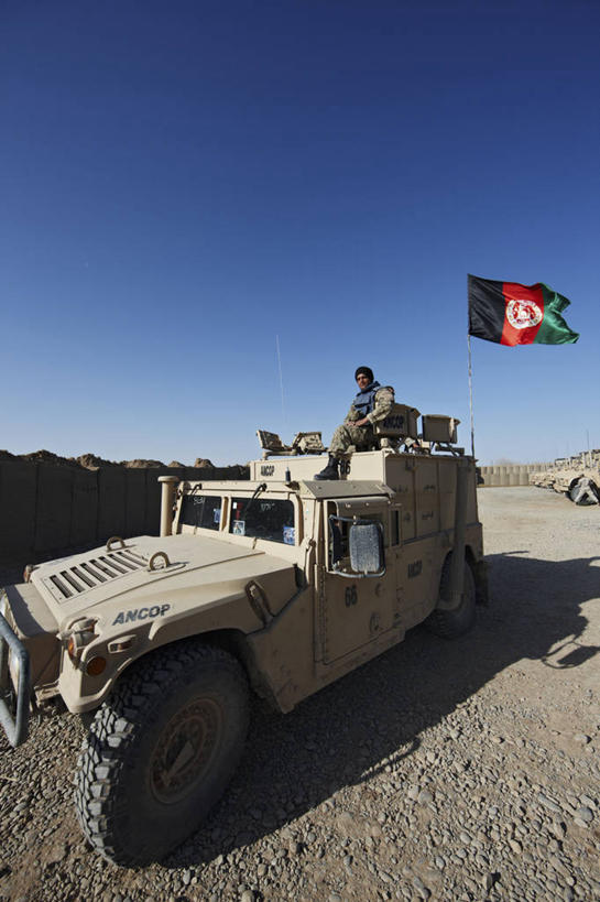 成年人,一个人,竖图,室外,白天,旗帜,阿富汗,仅一个男性,仅一个人,仅一个年轻男性,摄影,男人,男性,年轻男性,年轻人,彩图,悍马,美国海军陆战队