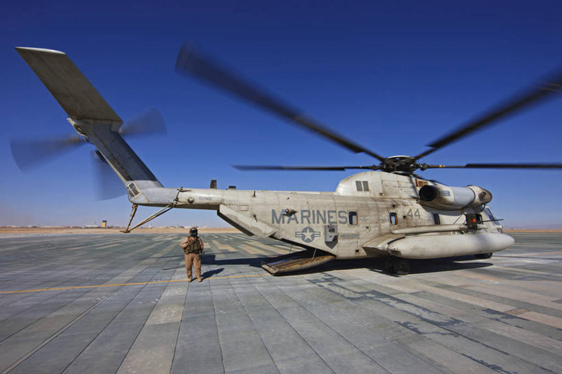 成年人,一个人,横图,室外,白天,阿富汗,仅一个男性,朦胧,模糊,螺旋桨,停机坪,转,摄影,直升机,飞行器,男人,彩图,美国海军陆战队