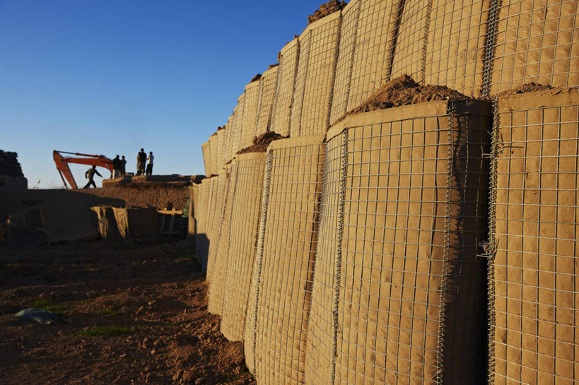 横图,室外,白天,建筑业,阿富汗,工作,石墙,摄影,堆土机,彩图,工业机械