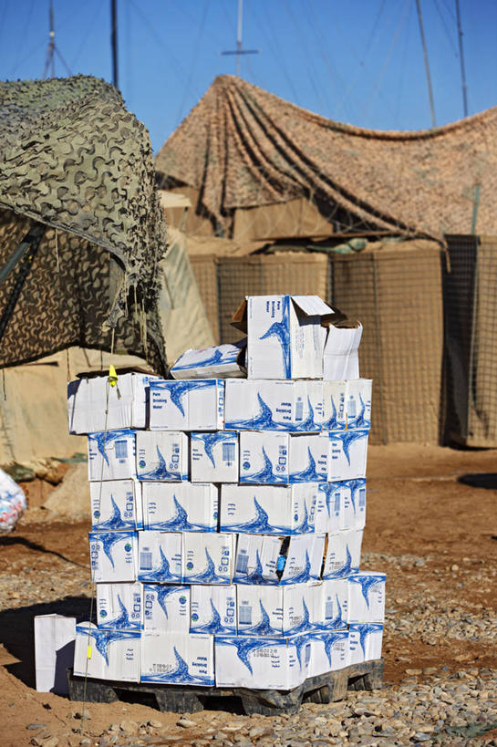 无人,竖图,室外,白天,水,阿富汗,堆叠,包装,液体,帐篷,食品,盒子,冷饮,摄影,生活方式,货运,加护病房,彩图,货盘,递送