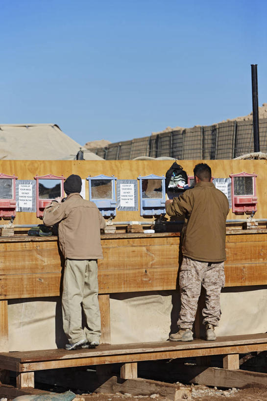 成年人,两个人,竖图,室外,白天,镜子,阿富汗,朦胧,模糊,刷牙,摄影,卫生,年轻男性,年轻人,彩图,美国海军陆战队