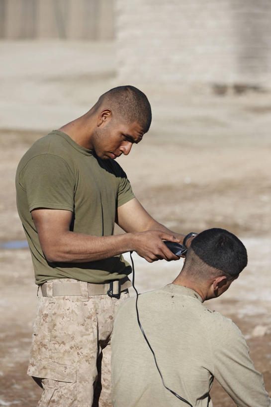 成年人,两个人,竖图,室外,白天,通讯,技术,科技,摄影,卫生,马蹄铁,切断,指甲钳,通信技术,年轻男性,年轻人,发型,彩图,美国海军陆战队,电信系统,通信系统