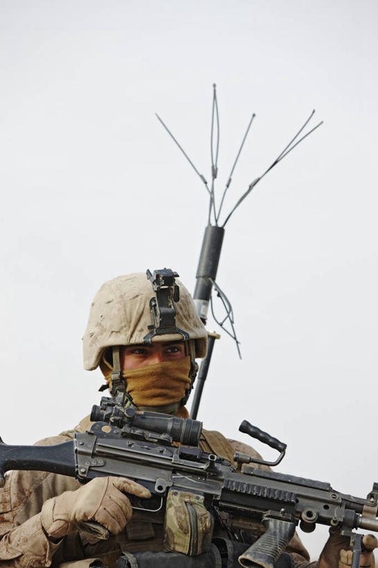 成年人,一个人,竖图,室外,白天,技术,阿富汗,仅一个男性,仅一个人,士兵,头盔,头饰,仅一个年轻男性,战争,摄影,部分,食指,男人,男性,年轻男性,年轻人,彩图,美国海军陆战队