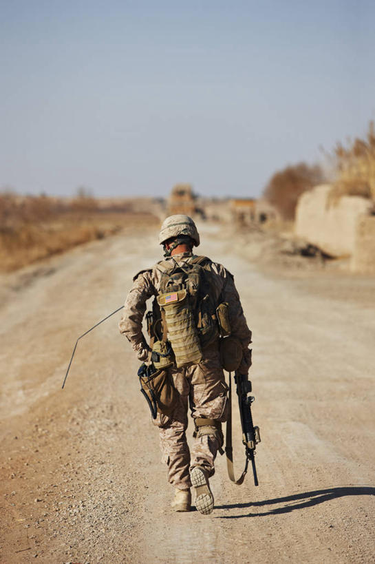 成年人,一个人,竖图,室外,白天,阿富汗,仅一个男性,仅一个人,士兵,准备,仅一个年轻男性,摄影,打斗,来福枪,策略,男人,男性,年轻男性,年轻人,彩图,M16步枪,军官,美国海军陆战队,特种部队