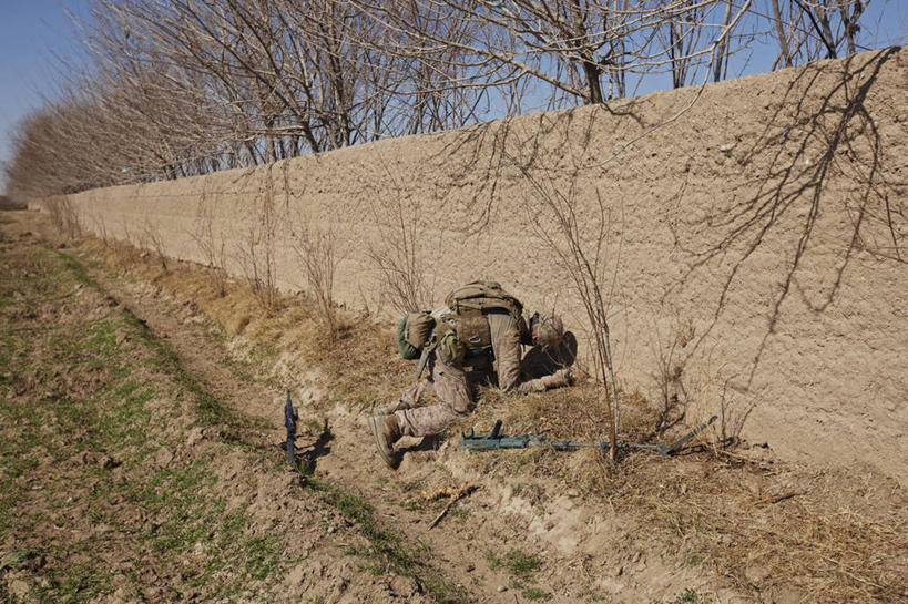 成年人,一个人,横图,室外,白天,阿富汗,仅一个男性,仅一个人,泥土,田地,仅一个年轻男性,战争,摄影,矿产,挖掘,矿物,打斗,进攻,勇气,技能,男人,男性,年轻男性,年轻人,彩图,美国海军陆战队,灭蝇灯