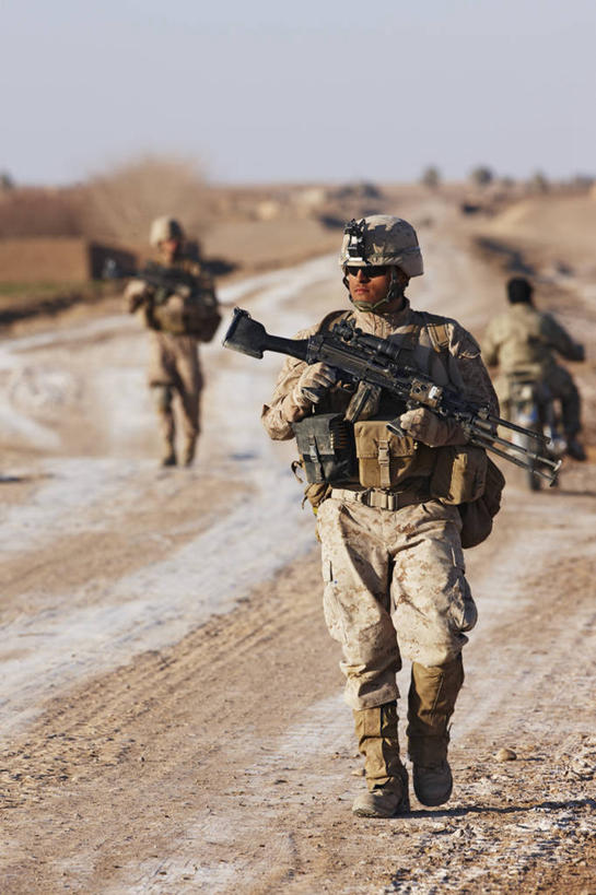 成年人,一个人,竖图,室外,白天,阿富汗,士兵,枪支,武器,摄影,武士,年轻男性,年轻人,彩图,军官,美国海军陆战队,特种部队