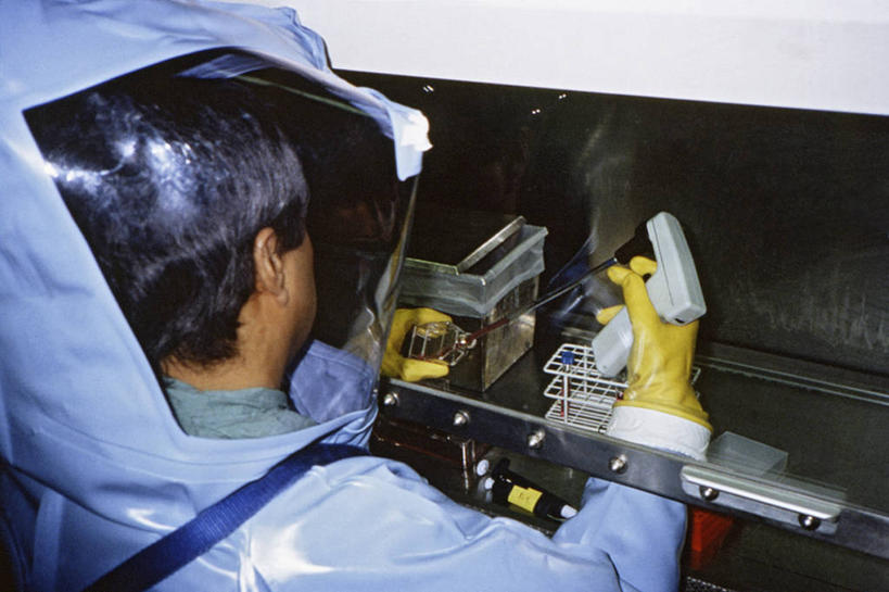 成年人,手,一个人,横图,技术,仅一个男性,科学,实验室,摄影,部分,有毒废物,太空服,四肢,男人,手臂,彩图