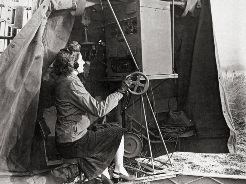 成年人,一个人,横图,黑白,室外,白天,仅一个年轻女性,仅一个女性,仅一个人,天气,设备,物品,收音机,摄影,监视,气象学,年轻女性,女人,女性,年轻人