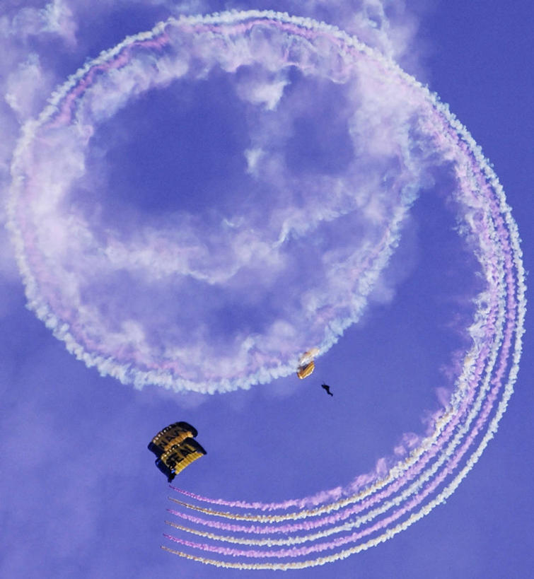 成年人,两个人,竖图,室外,白天,降落伞,美国,军事,蓝色,天空,烟,美国国旗,摄影,加利福尼亚,特技,螺线,圣地牙哥市,男人,彩图,美国海豹突击队