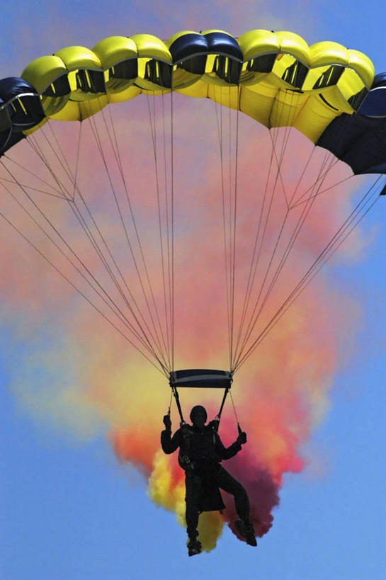 成年人,一个人,竖图,室外,白天,降落伞,美国,仅一个男性,军事,黄色,红色,蓝色,天空,烟,摄影,加利福尼亚,海军,特技,螺线,圣地牙哥市,危险,男人,彩图