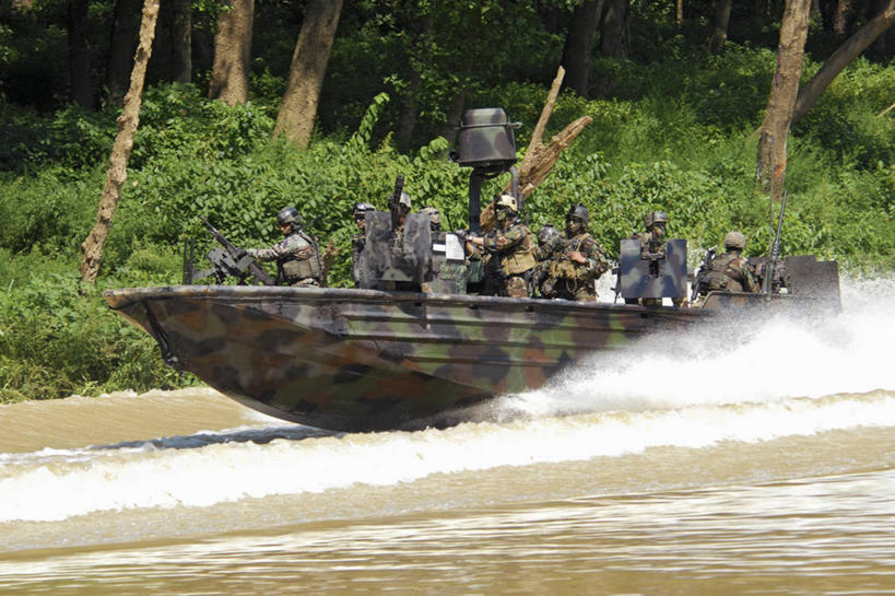 成年人,水手,横图,室外,白天,河流,船,美国,士兵,军事,枪支,武器,摄影,迅速,肯塔基州,危险,男人,彩图,美国海豹突击队,特种部队,诺克斯堡