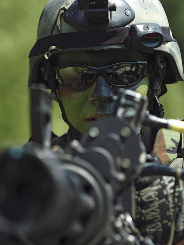 成年人,脸,头,脸颊,一个人,水手,竖图,室外,白天,美国,仅一个男性,士兵,军事,枪支,肩膀,武器,摄影,肖像,肯塔基州,危险,男人,头部,脸部,脸蛋,面部,彩图,特种部队,诺克斯堡