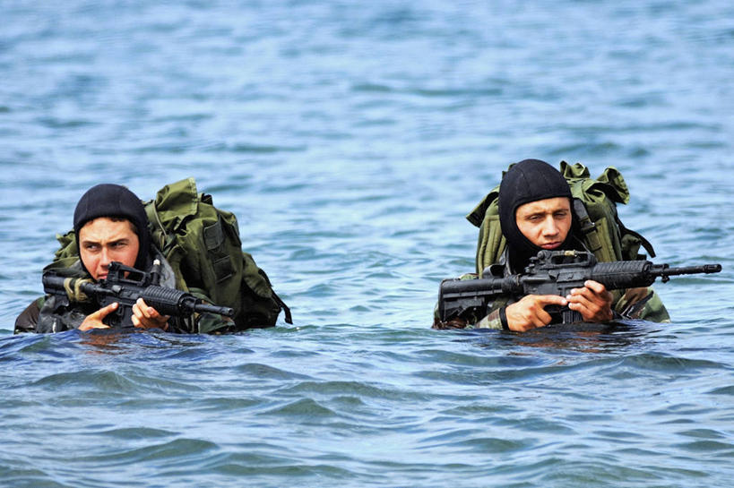 成年人,两个人,水手,横图,室外,白天,美国,士兵,军事,枪支,武器,寒冷,摄影,加利福尼亚,海军,军事演习,男人,彩图,特种部队