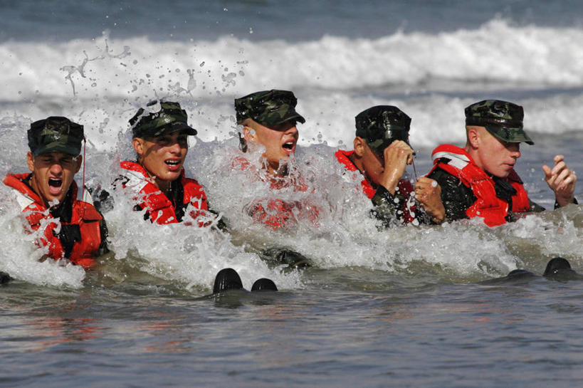 成年人,水手,横图,室外,白天,海浪,美国,五个人,士兵,军事,波浪,摄影,加利福尼亚,海军,科罗纳多岛,军事演习,男人,彩图,特种部队