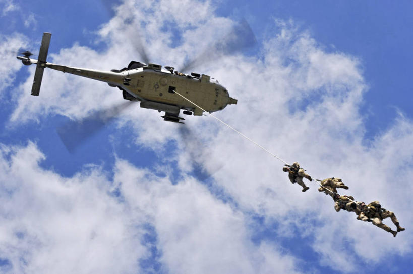 成年人,四个人,水手,横图,室外,白天,美国,士兵,吊挂,悬挂,军事,云,挂,绳子,摄影,直升机,北美,北美洲,美洲,海军,退伍军人,佛罗里达,佛罗里达州,佛州,阳光州,北亚美利加洲,亚美利加洲,军事演习,危险,男人,彩图,美利坚合众国,美国海军