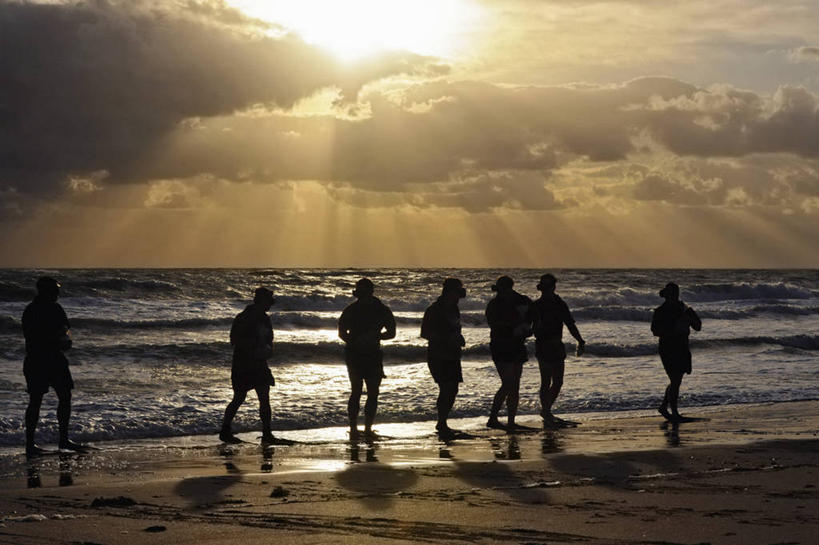 成年人,水手,横图,室外,白天,美国,士兵,军事,云,波浪,摄影,北美,北美洲,美洲,海军,剪影,典礼,退伍军人,佛罗里达,佛罗里达州,佛州,阳光州,北亚美利加洲,亚美利加洲,男人,海滩,彩图,美利坚合众国,美国海军