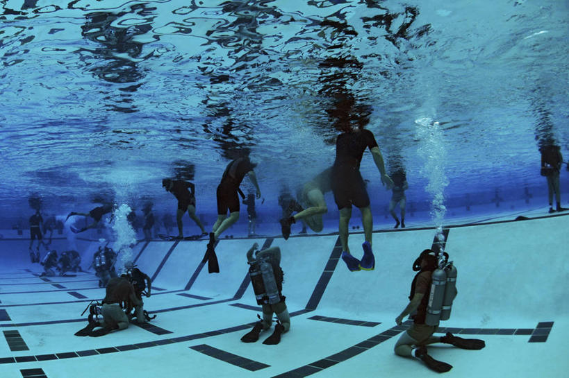 游泳,成年人,学生,横图,室内,室外,白天,水下,美国,军事,球袋,许多人,一群人,潜水,摄影,加利福尼亚,海军,科罗纳多岛,水中呼吸器,军事演习,男人,彩图,美国海豹突击队,美国海军